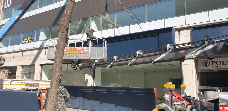 설치 후 달라진 매장 전면