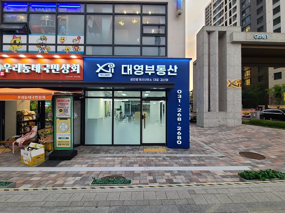 측면에서도 파사드와 간판의 색상과 선이 이어지도록 마감했습니다.