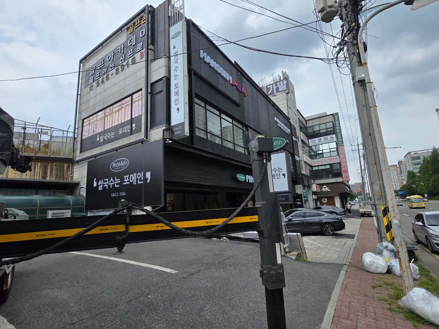 도로 방향에서 본 완공 건물