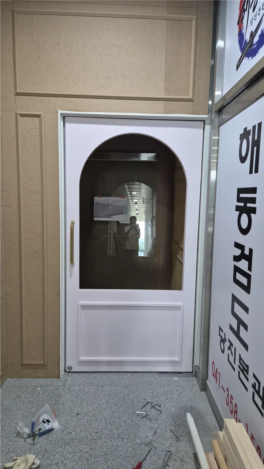 당진 현장에 라운드 하프뷰도어를 설치하고 마감하는 모습