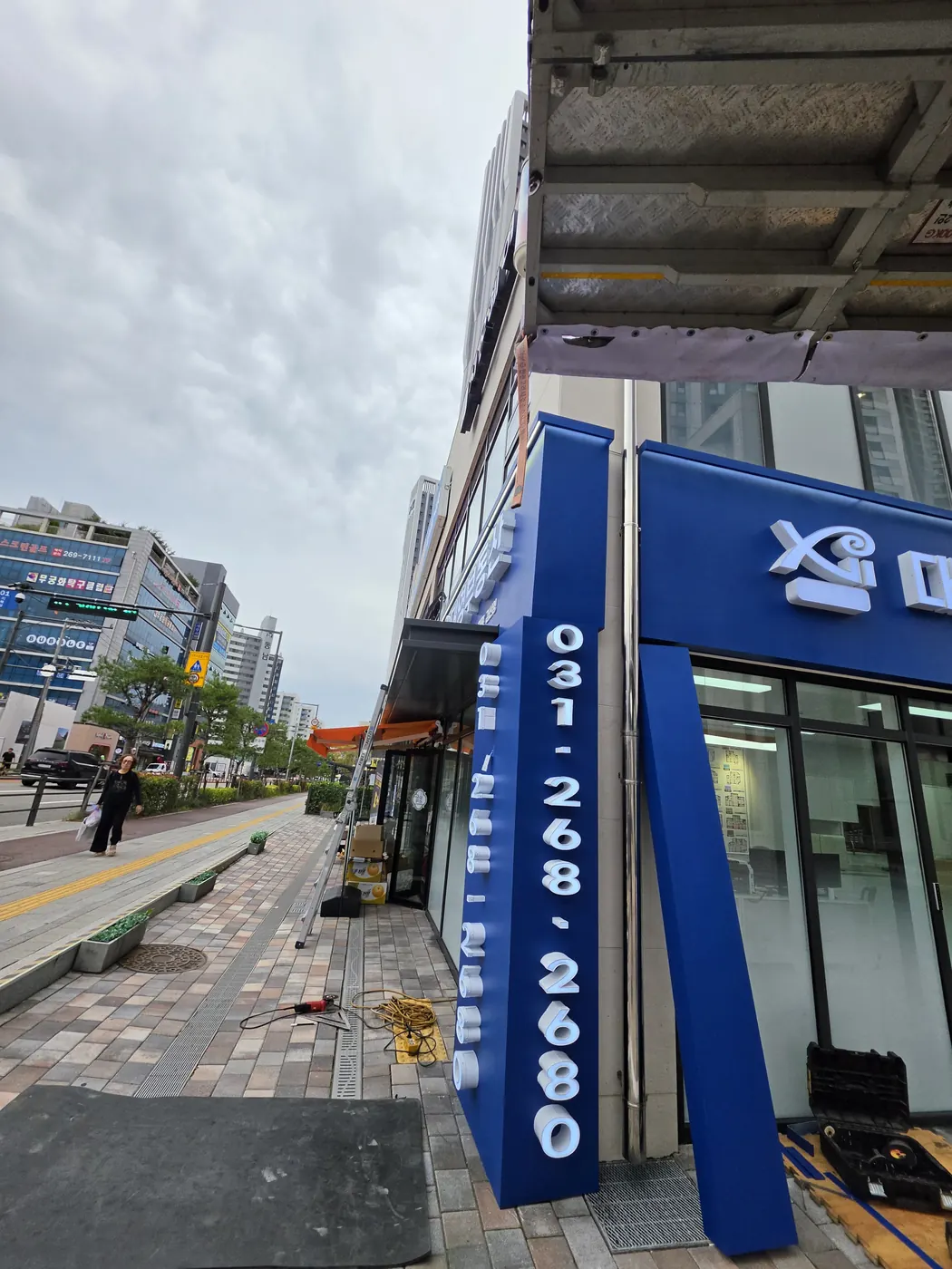 코너 파사드 현장 설치 전경