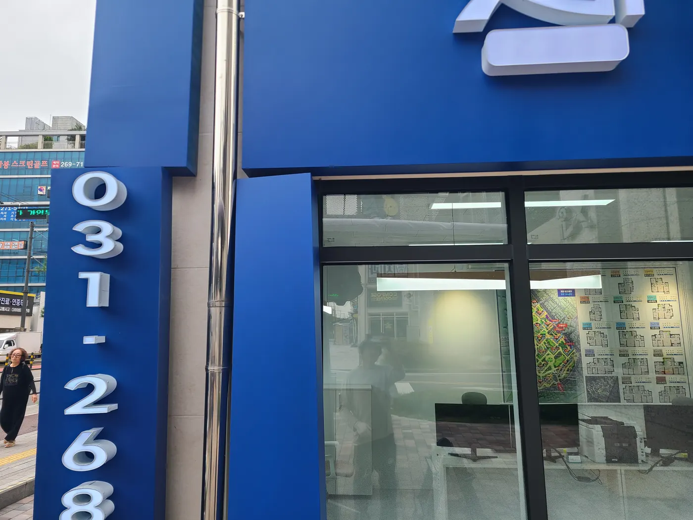 양쪽 기둥의 번호 채널문자와 코너 이음부