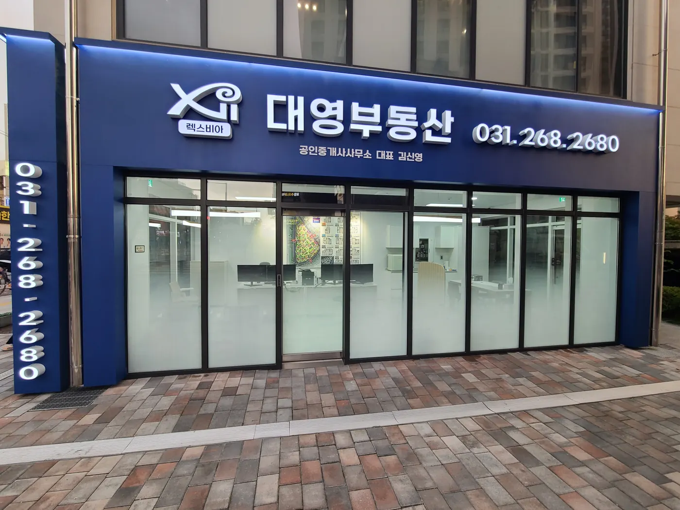 입구를 포함한 정면 전체 모습
