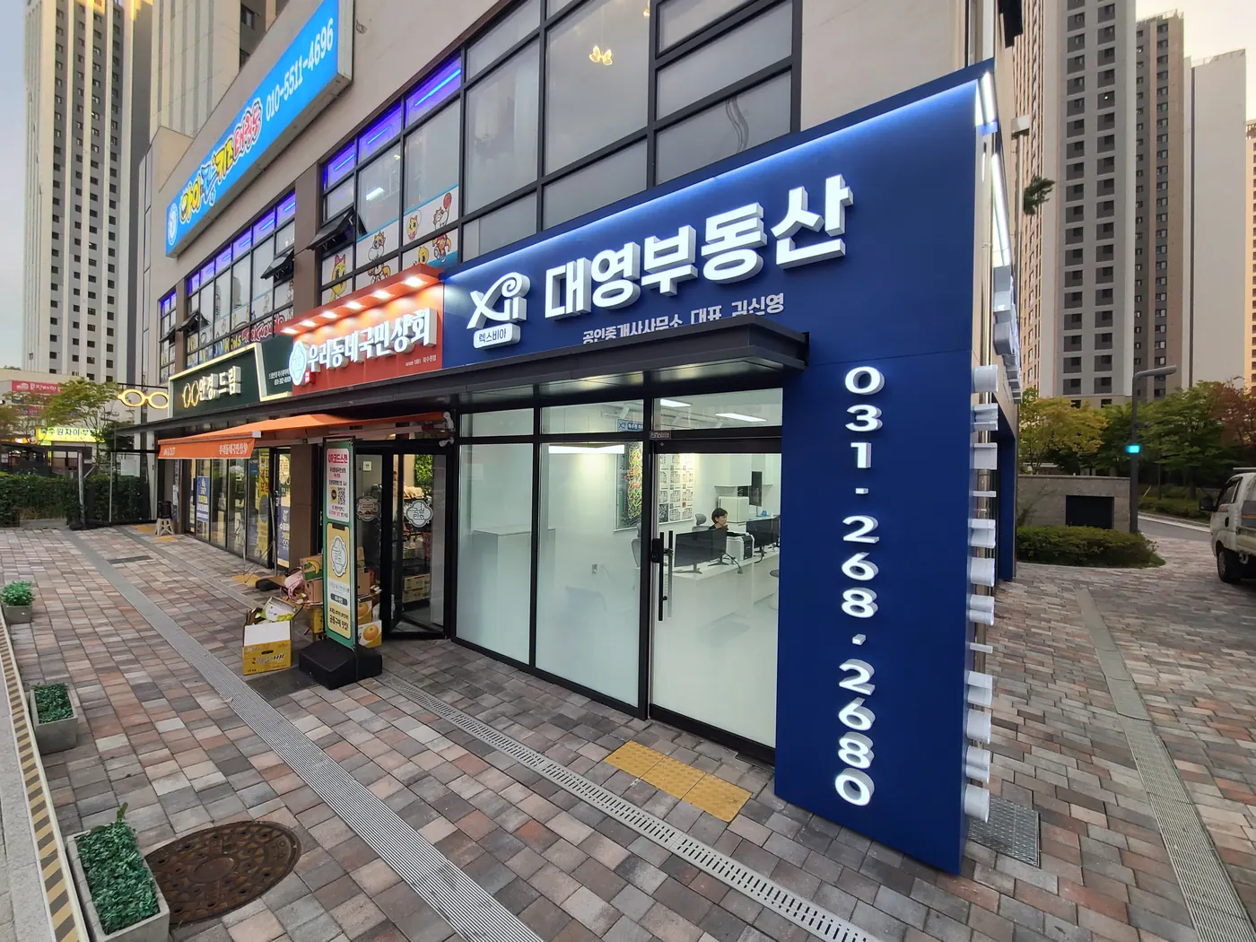 보행 방향에서 바라본 코너 파사드