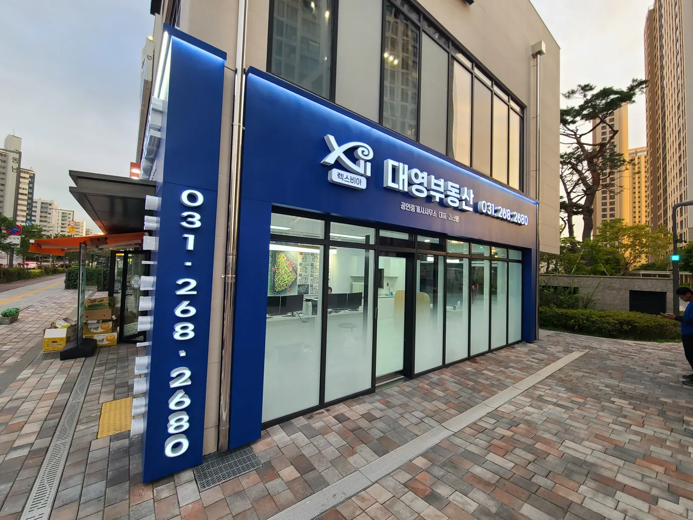 측면 파사드와 세로 번호 기둥