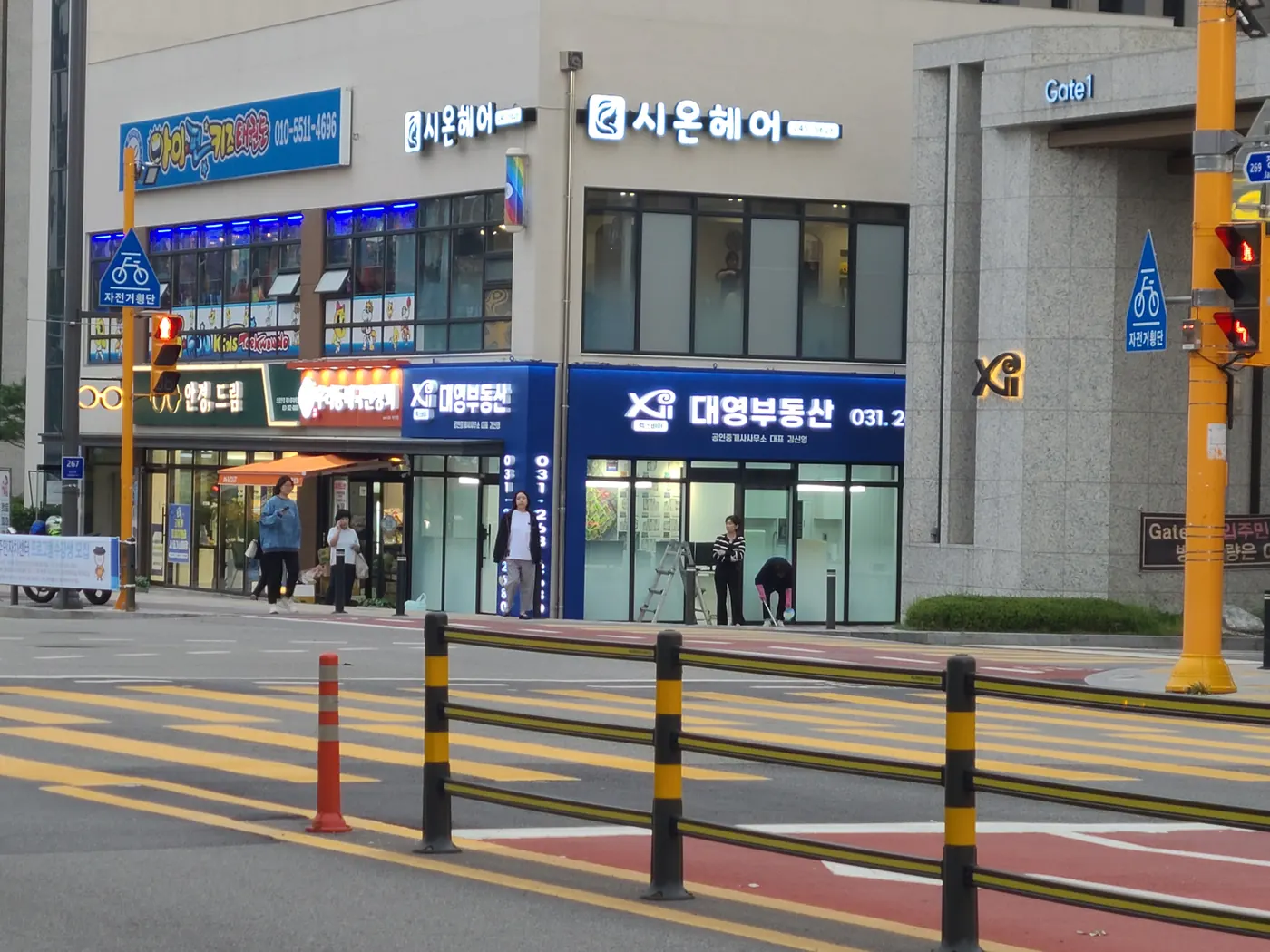 도로 반대편에서 촬영한 상가와 대영부동산 전경