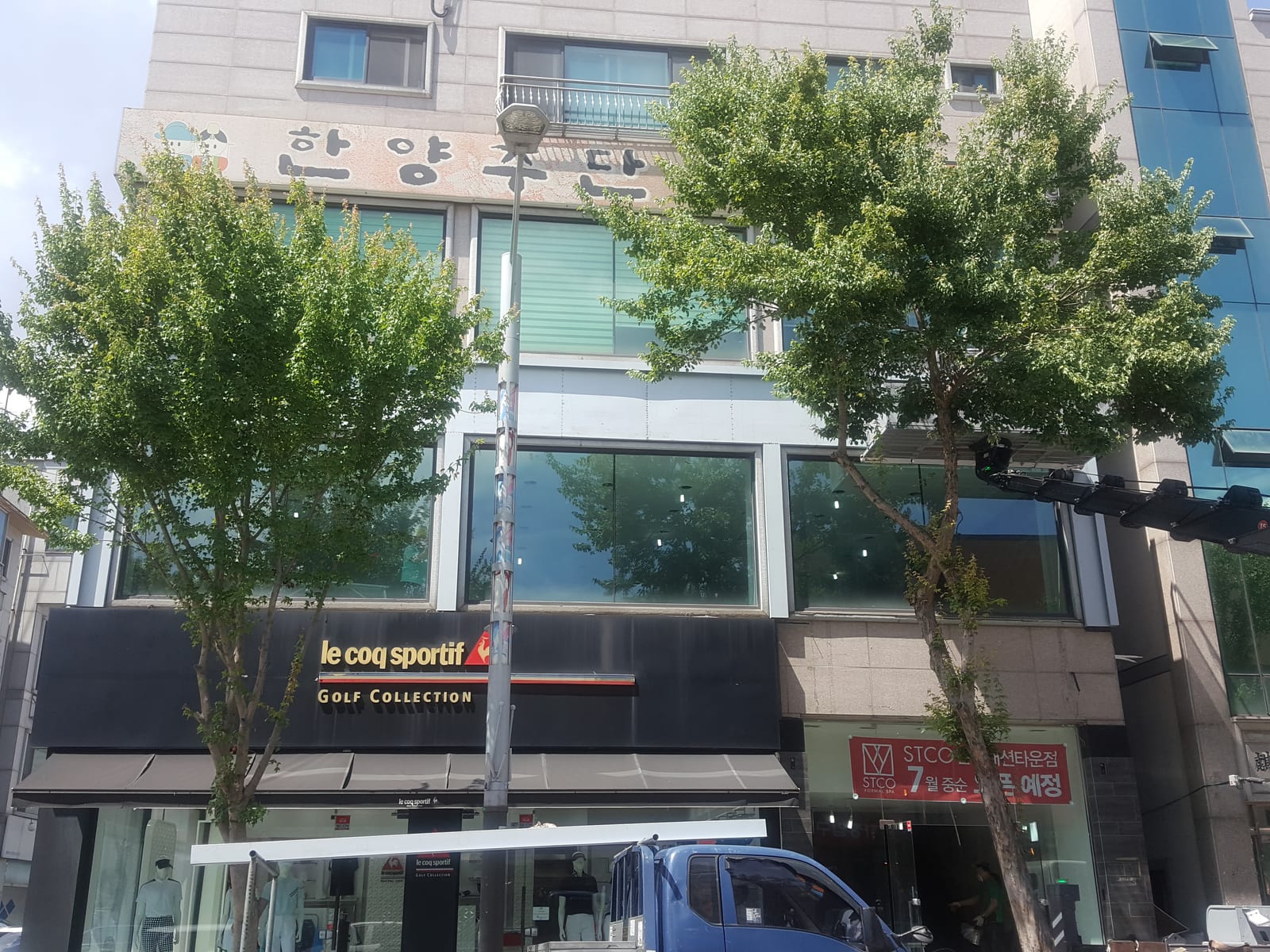 의류 매장 건물 전면 갈바 파사드 · 층간 띠 마감 – 금속파사드 작업 제작 사진 5