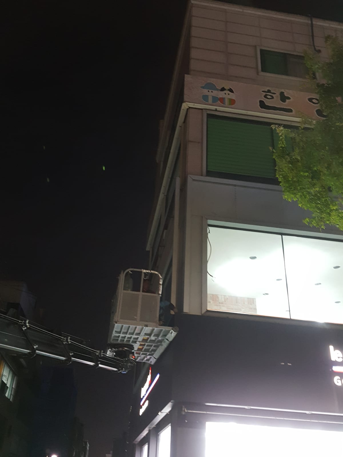 의류 매장 건물 전면 갈바 파사드 · 층간 띠 마감 – 금속파사드 작업 제작 사진 10