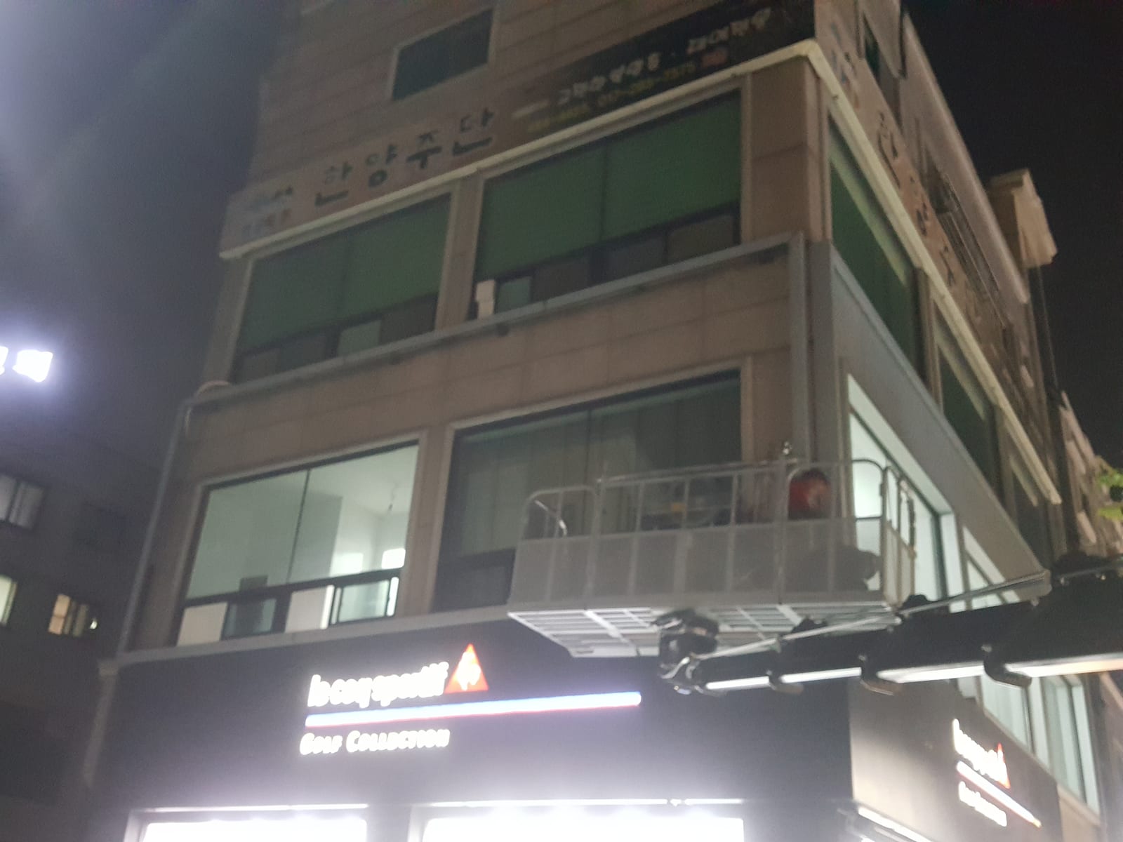 의류 매장 건물 전면 갈바 파사드 · 층간 띠 마감 – 금속파사드 작업 제작 사진 11