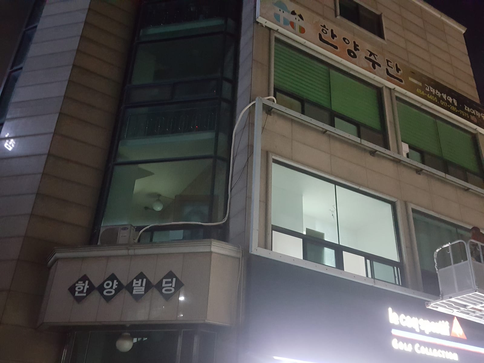 의류 매장 건물 전면 갈바 파사드 · 층간 띠 마감 – 금속파사드 작업 제작 사진 12