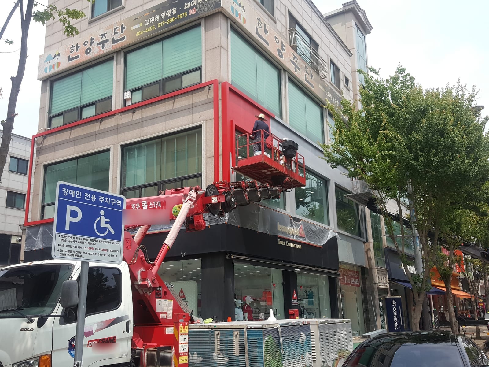 의류 매장 건물 전면 갈바 파사드 · 층간 띠 마감 – 금속파사드 작업 제작 사진 14