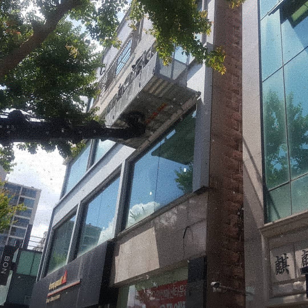 의류 매장 건물 전면 갈바 파사드 · 층간 띠 마감 – 금속파사드 작업 제작 사진 20
