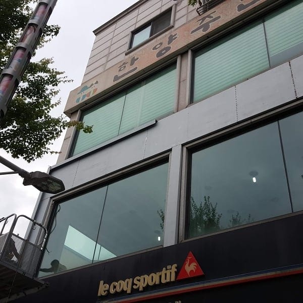 의류 매장 건물 전면 갈바 파사드 · 층간 띠 마감 – 금속파사드 작업 제작 사진 26