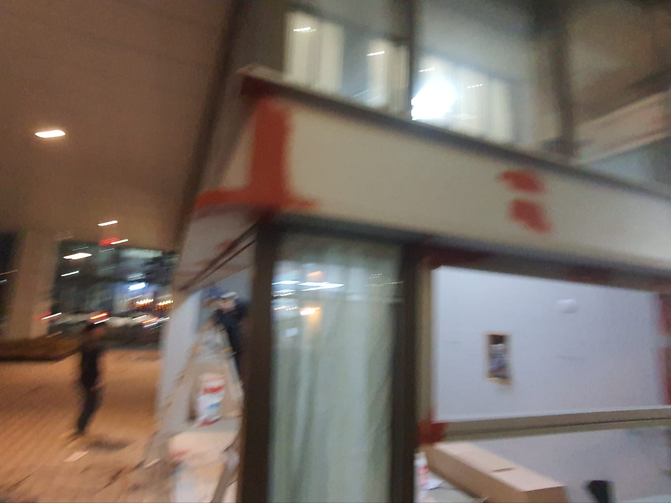 복합상가 매장 전면 금속 파사드 프레임 · 야간 설치 – 금속파사드 작업 제작 사진 16