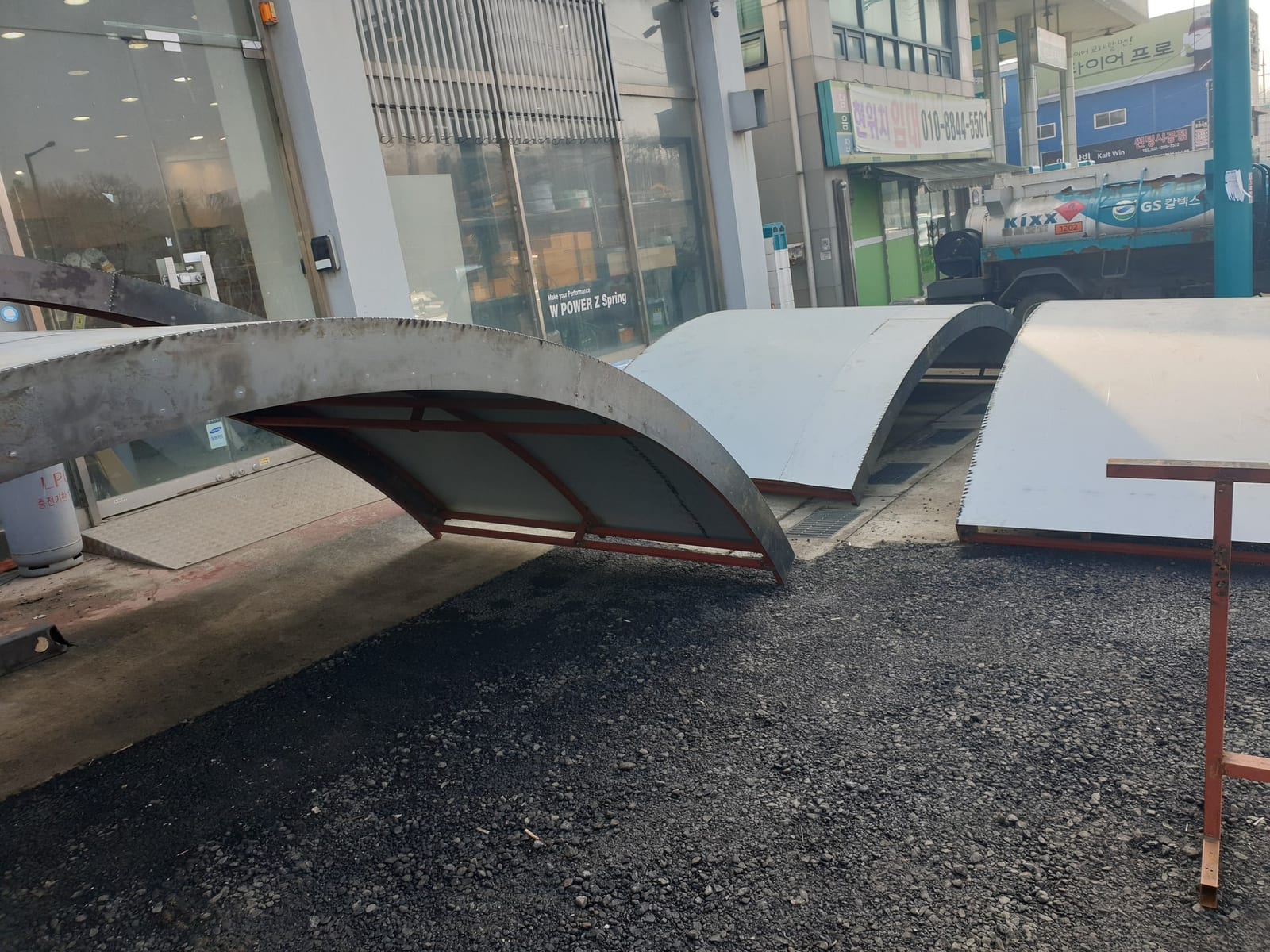 곡면 코너 건물 갈바 파사드 · 금속도어 제작 – 금속파사드 작업 제작 사진 4