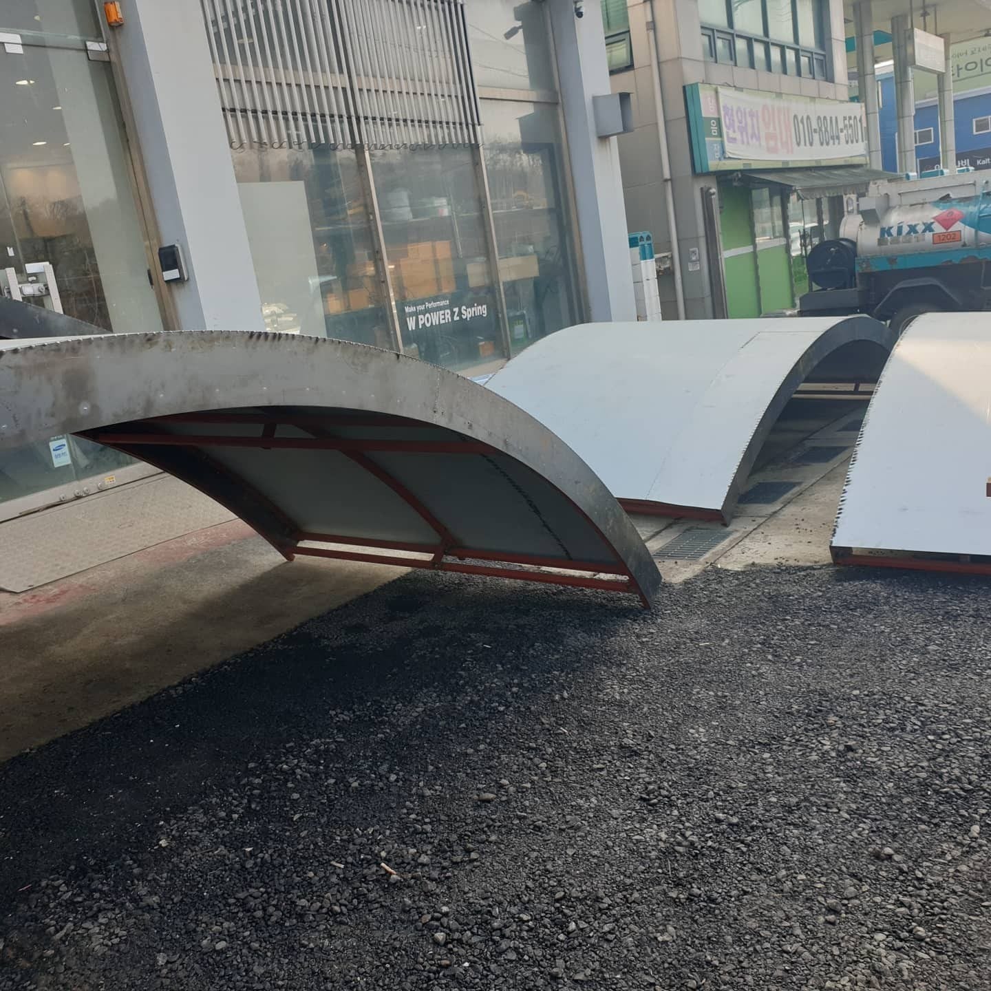 곡면 코너 건물 갈바 파사드 · 금속도어 제작 – 곡면으로 성형한 판재입니다. 곡률이 맞지 않으면 이 단계에서 다시 잡습니다.