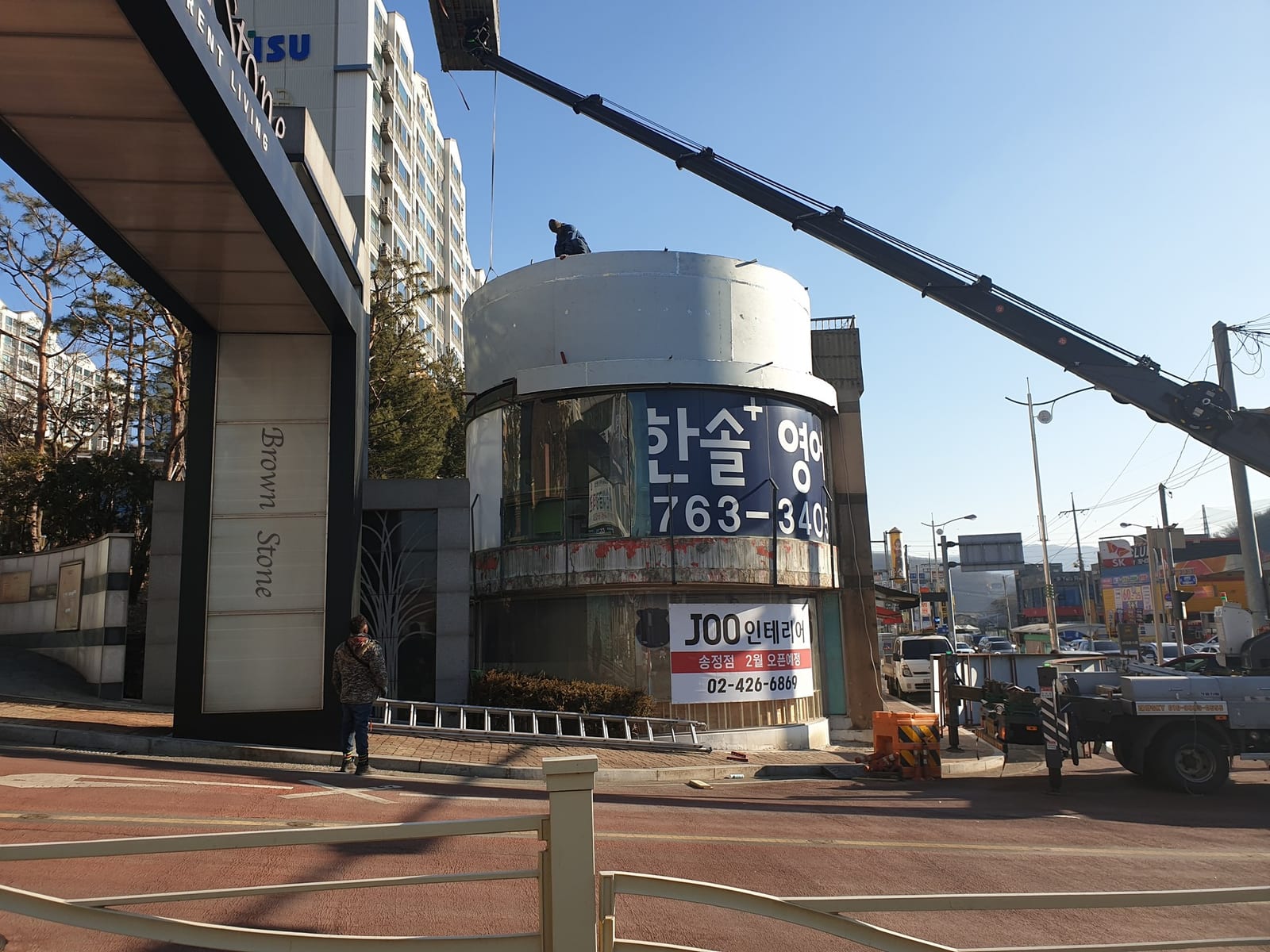 곡면 코너 건물 갈바 파사드 · 금속도어 제작 – 금속파사드 작업 제작 사진 9
