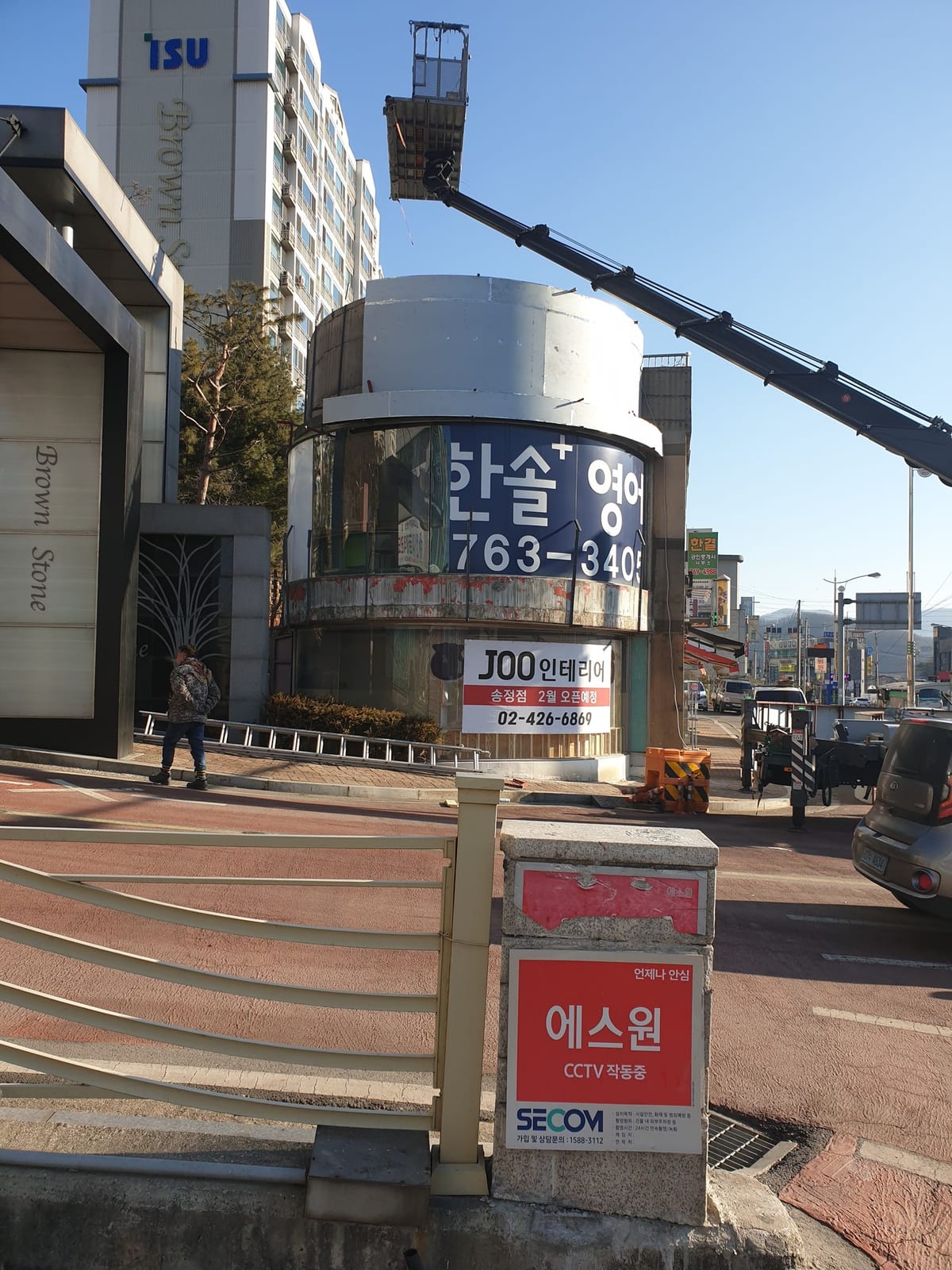 곡면 코너 건물 갈바 파사드 · 금속도어 제작 – 크레인으로 곡면 판을 인양하는 과정과 작업 전경입니다.