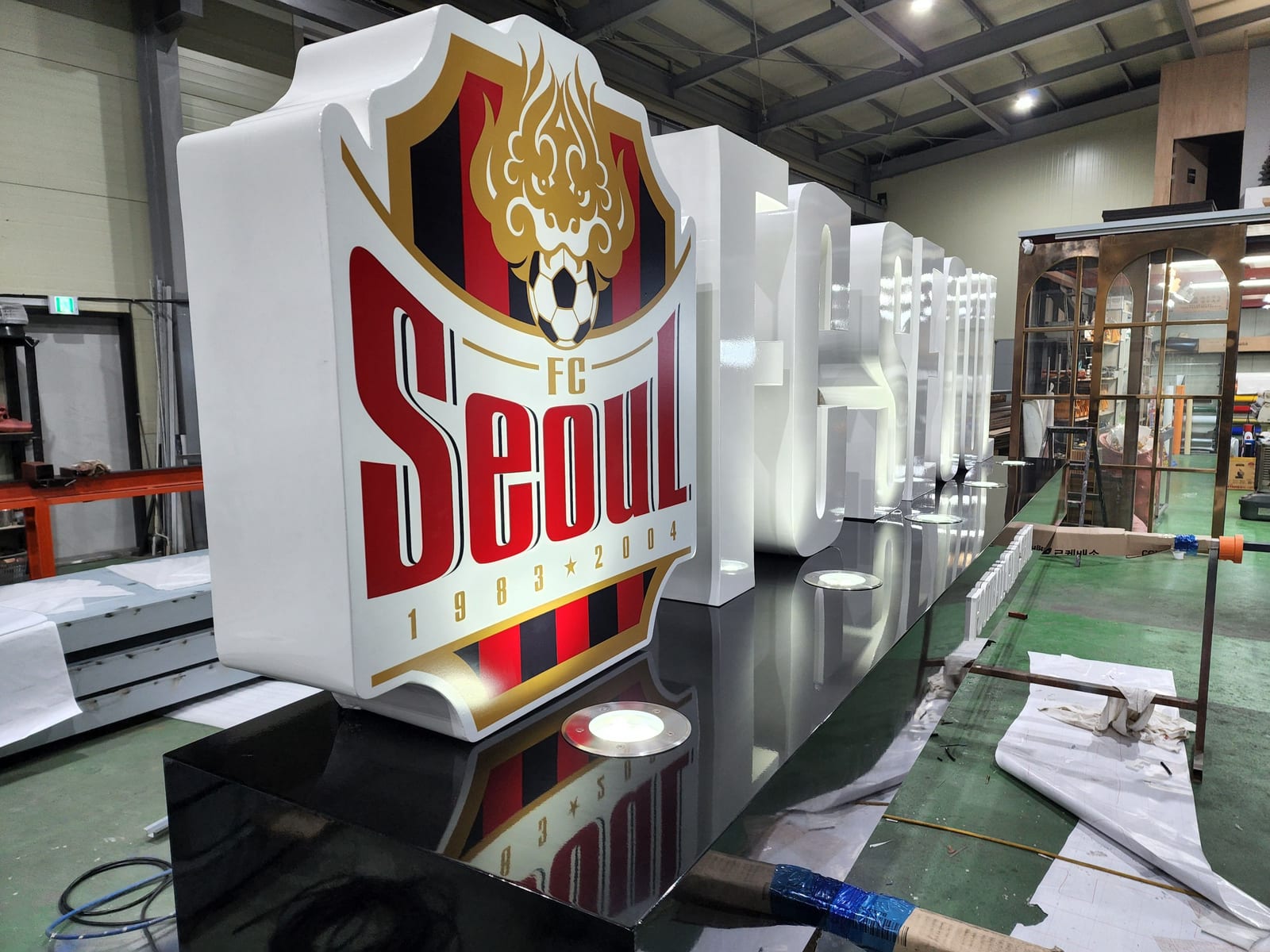 FC서울 대형 입체 엠블럼 사인 – FOOTBALL CLUB SEOUL 문구까지 붙인 완성 모습