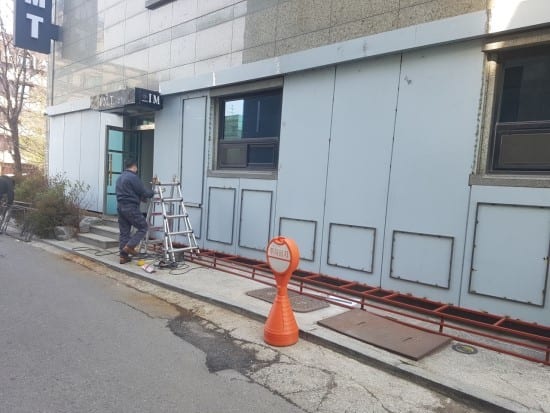 모텔 외벽 금속 파사드 · 돌출 사인 이전 설치 – 금속파사드 작업 제작 사진 4