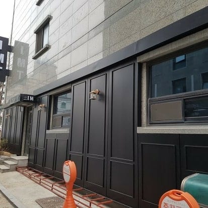 모텔 외벽 금속 파사드 · 돌출 사인 이전 설치 – 금속파사드 작업 제작 사진 9