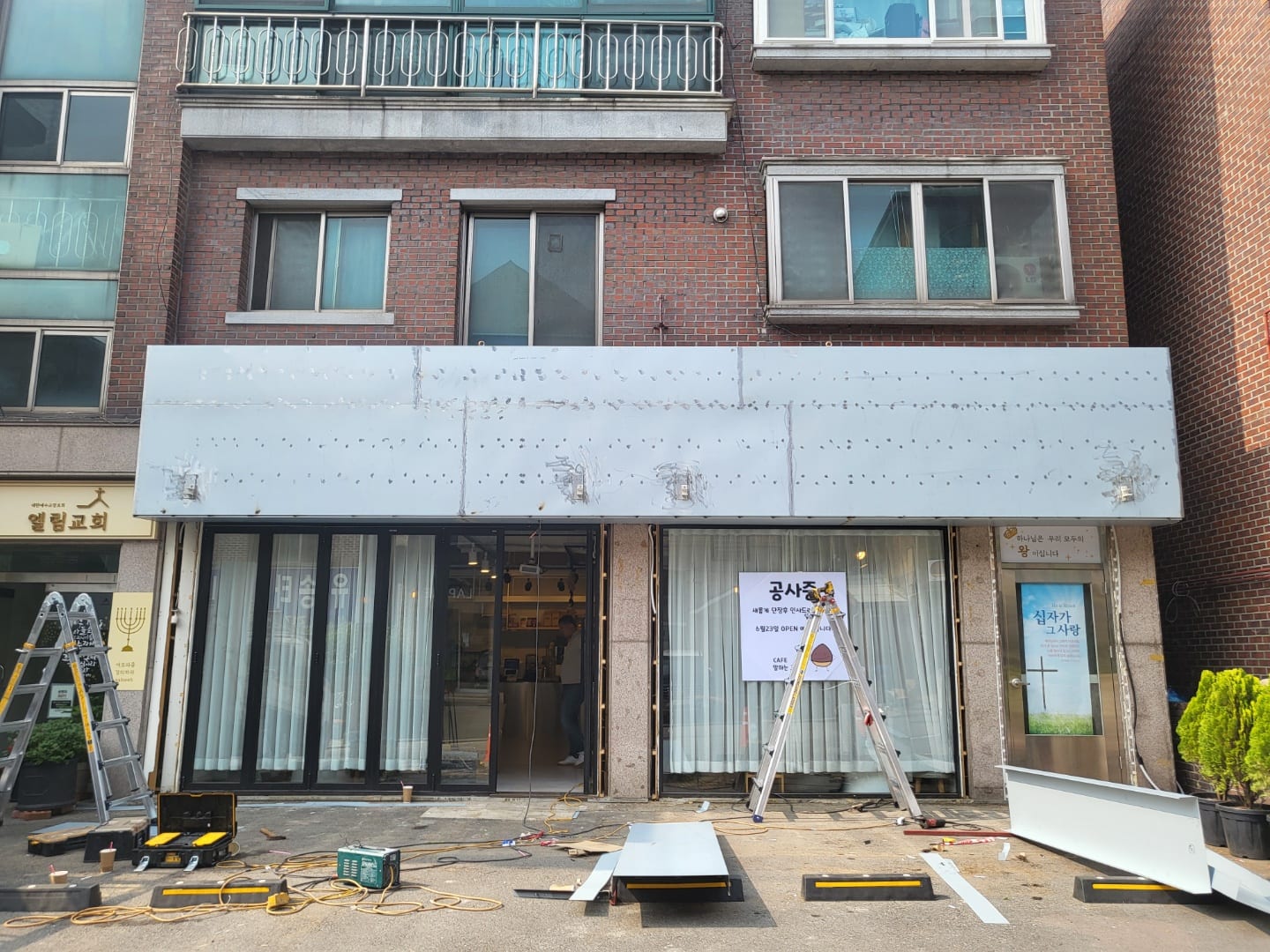 상가 1층 외벽 금속 파사드 · 전면 밴드 교체 – 금속파사드 작업 제작 사진 5