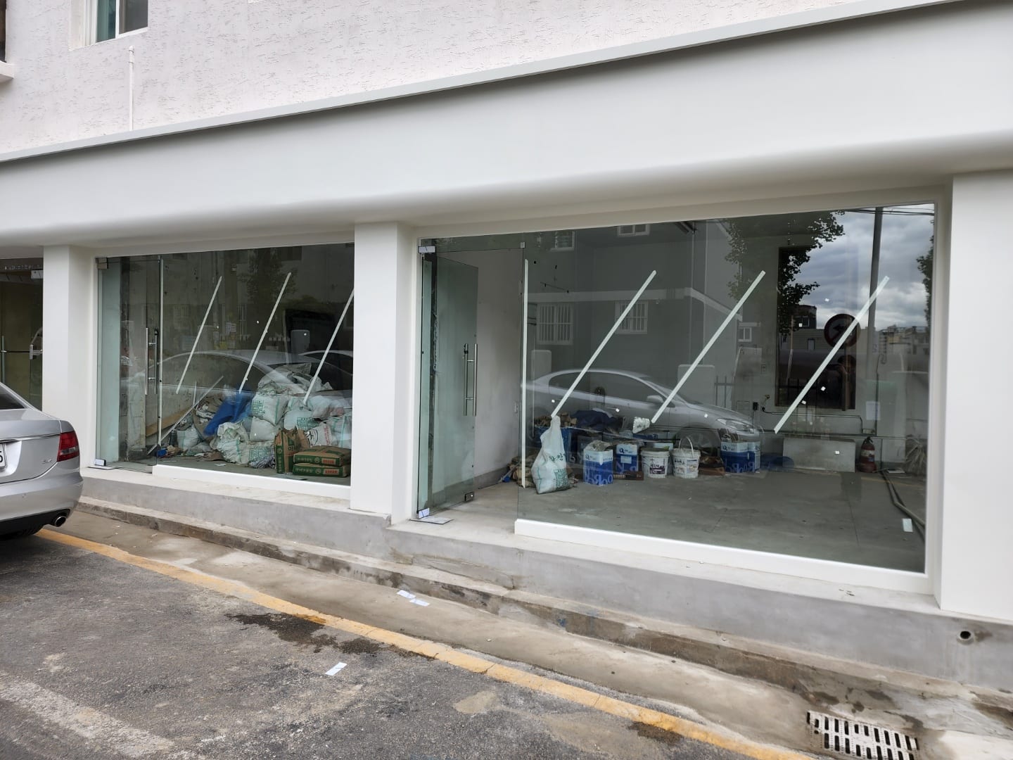코너 건물 1층 곡면 금속 파사드 · 라운드 처마 – 금속파사드 작업 제작 사진 3