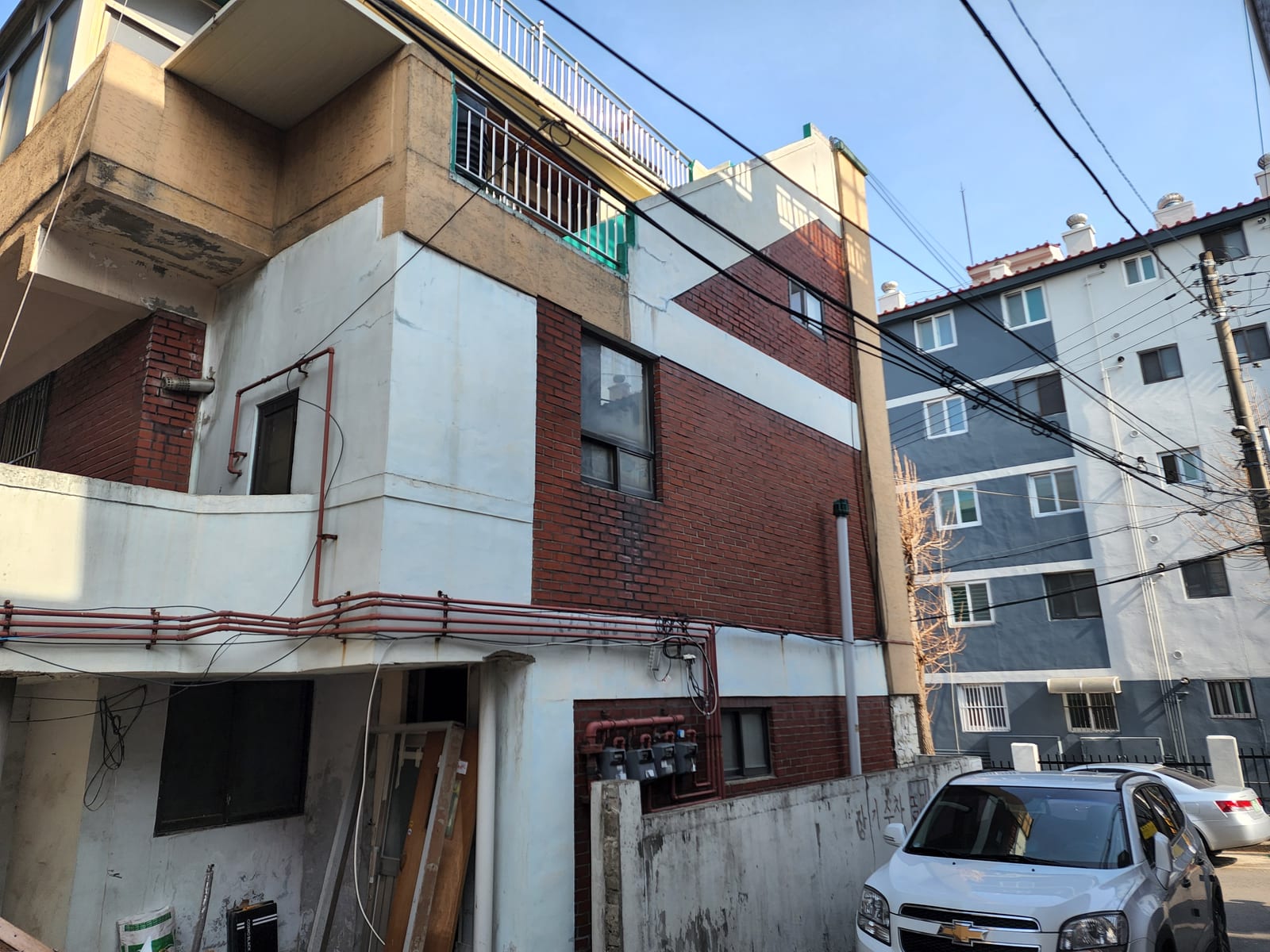 코너 건물 1층 곡면 금속 파사드 · 라운드 처마 – 금속파사드 작업 제작 사진 6