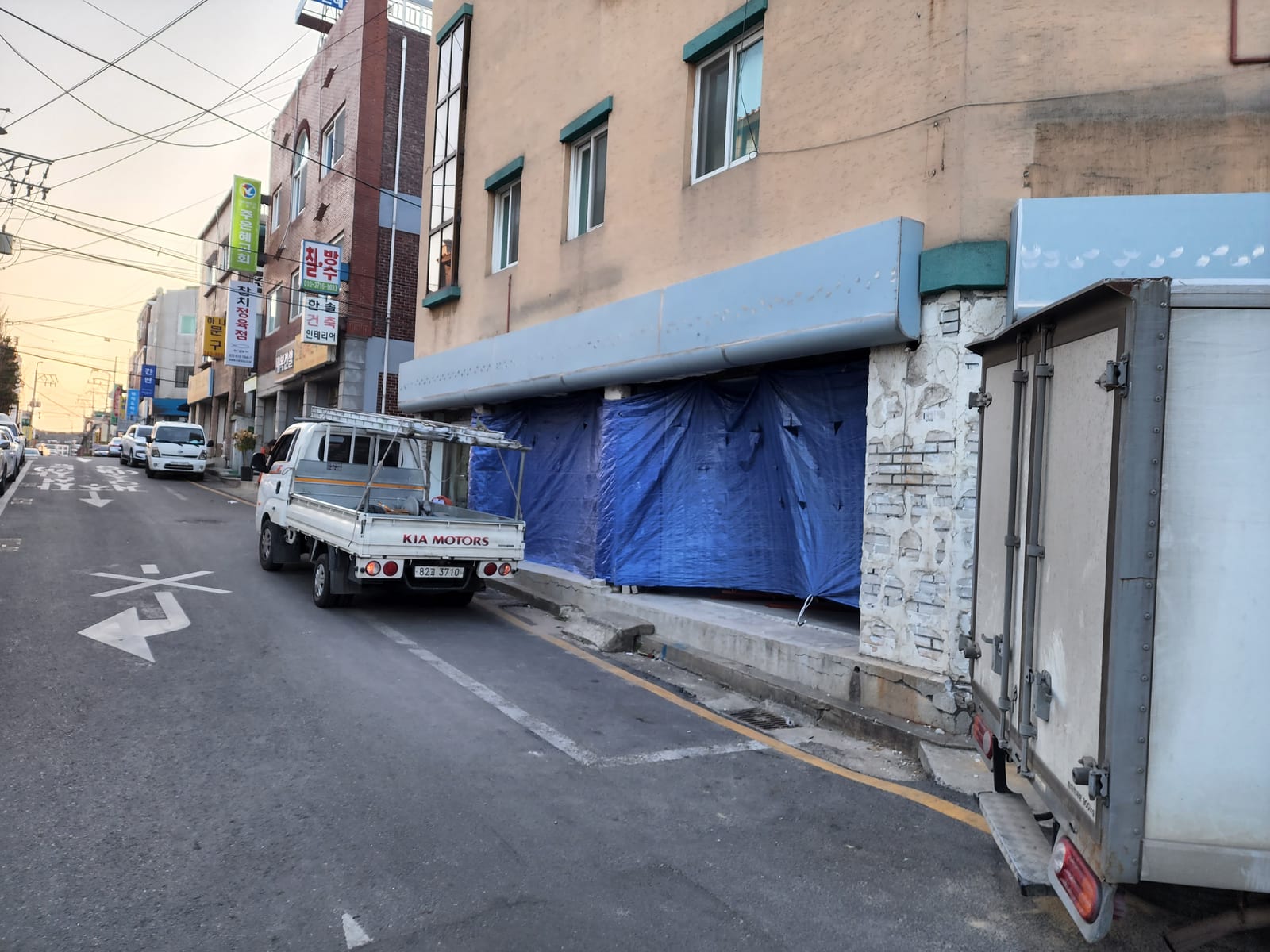 코너 건물 1층 곡면 금속 파사드 · 라운드 처마 – 금속파사드 작업 제작 사진 11
