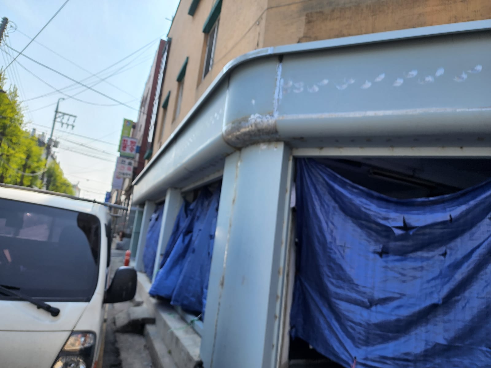 코너 건물 1층 곡면 금속 파사드 · 라운드 처마 – 금속파사드 작업 제작 사진 15