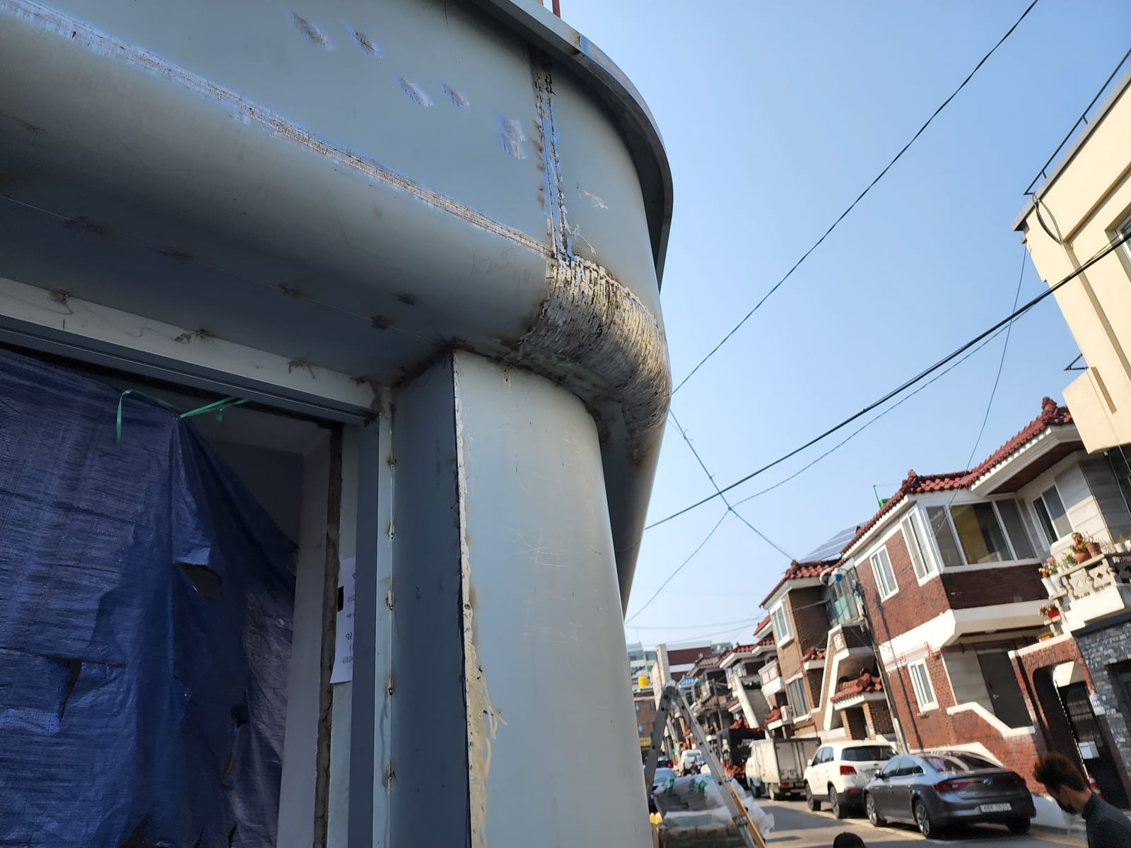 코너 건물 1층 곡면 금속 파사드 · 라운드 처마 – 금속파사드 작업 제작 사진 20
