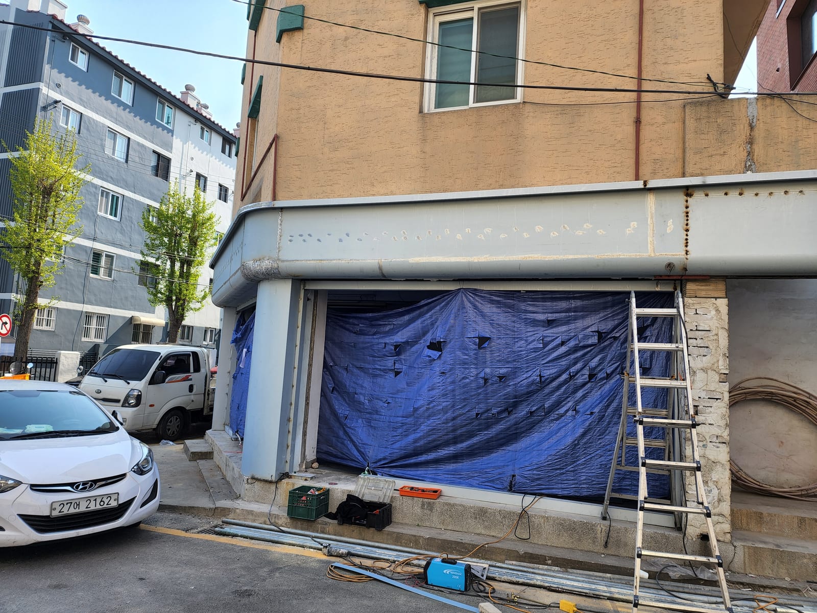 코너 건물 1층 곡면 금속 파사드 · 라운드 처마 – 금속파사드 작업 제작 사진 21