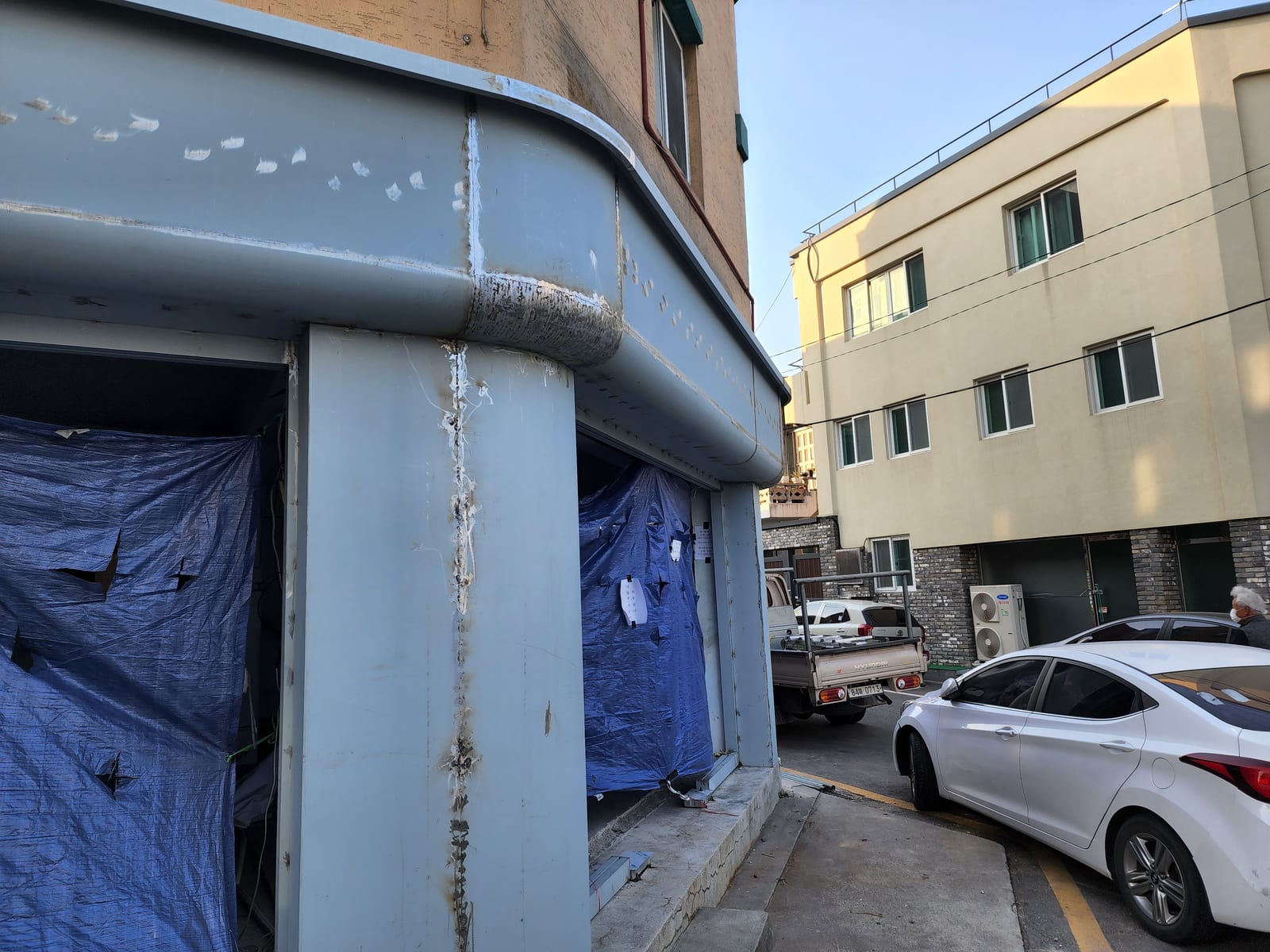 코너 건물 1층 곡면 금속 파사드 · 라운드 처마 – 금속파사드 작업 제작 사진 25