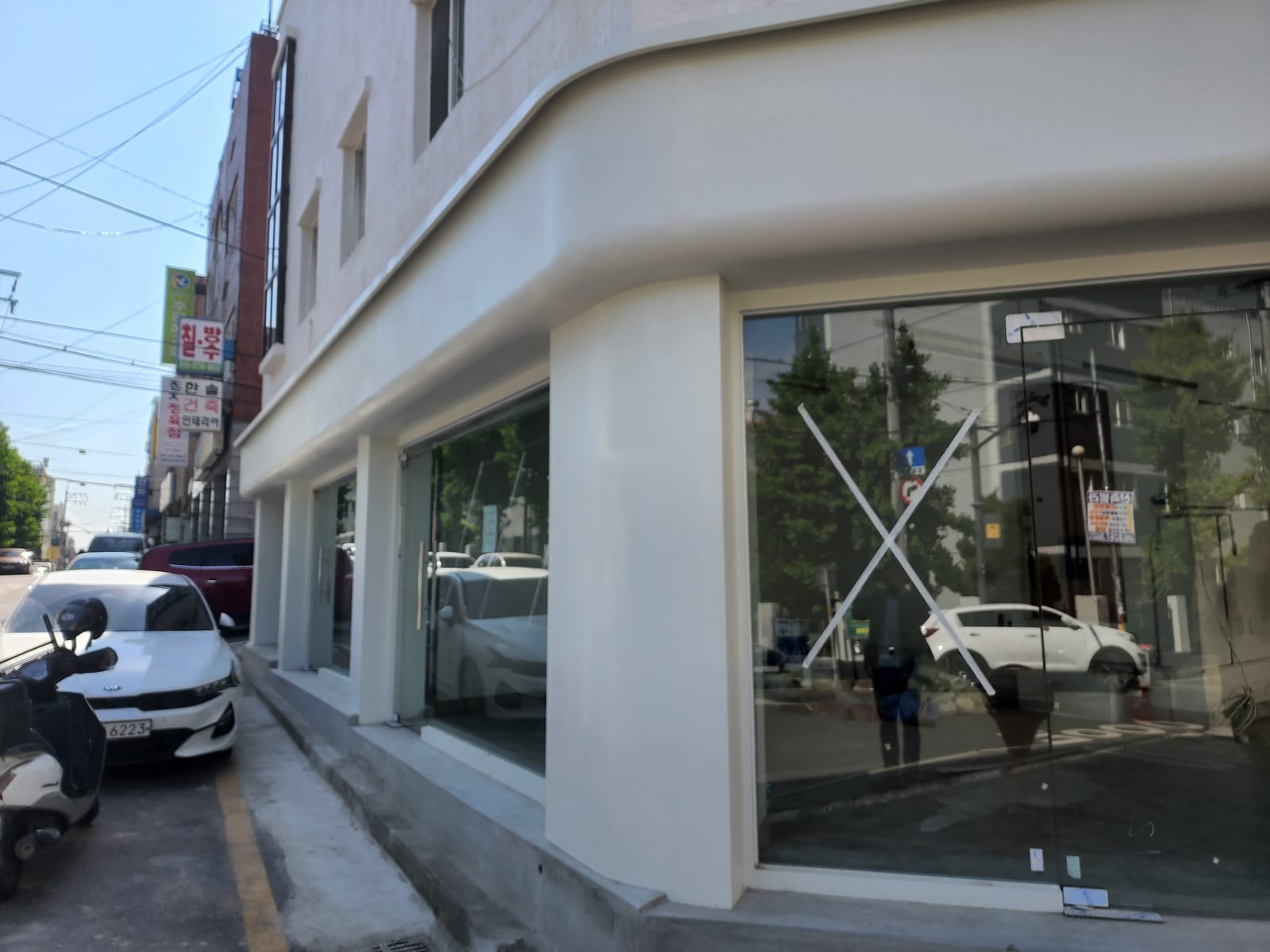 코너 건물 1층 곡면 금속 파사드 · 라운드 처마 – 금속파사드 작업 제작 사진 35