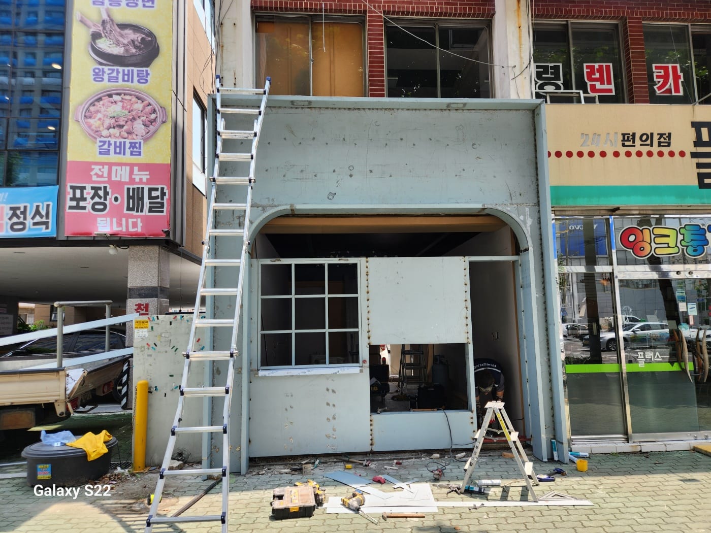 카페 2호점 아치 파사드 · 후광 채널사인 – 금속파사드 작업 제작 사진 9