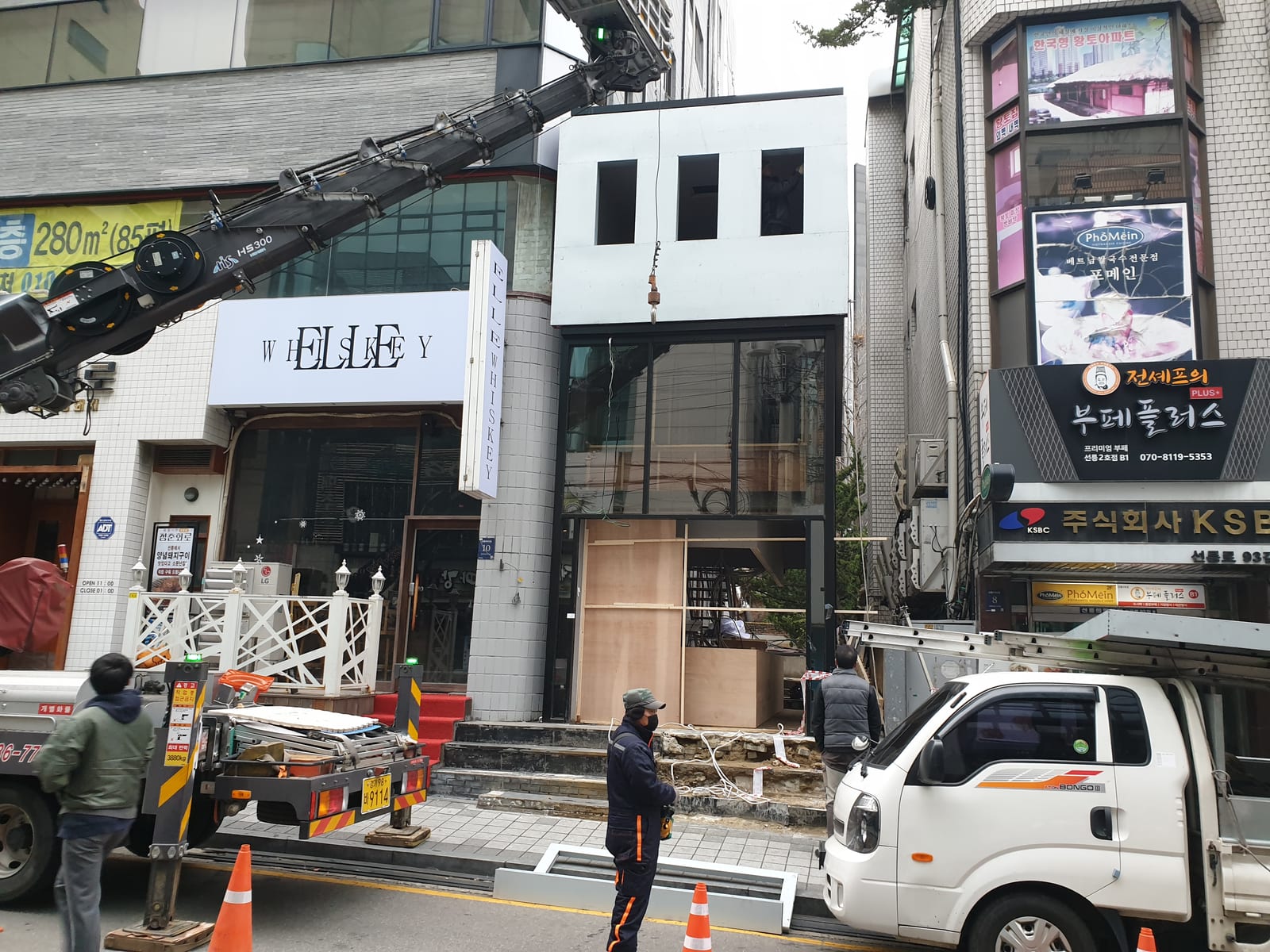 1·2층 통 매장 전면 금속 파사드 · 크레인 설치 – 금속파사드 작업 제작 사진 11