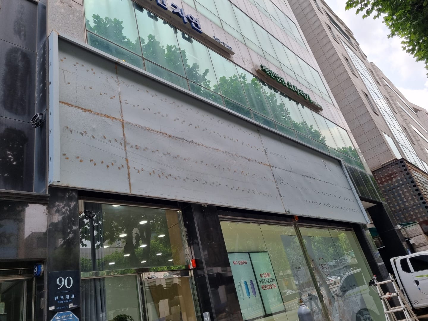 매장 전면 금속 파사드 · 라인 조명 사인 – 금속파사드 작업 제작 사진 2