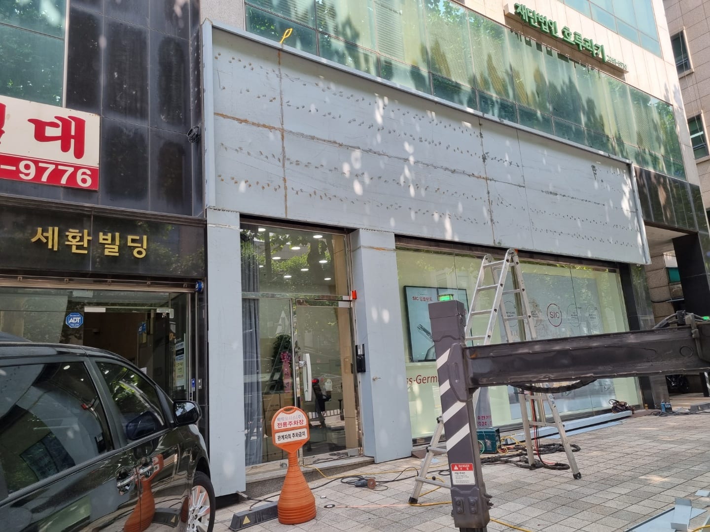 매장 전면 금속 파사드 · 라인 조명 사인 – 금속파사드 작업 제작 사진 4